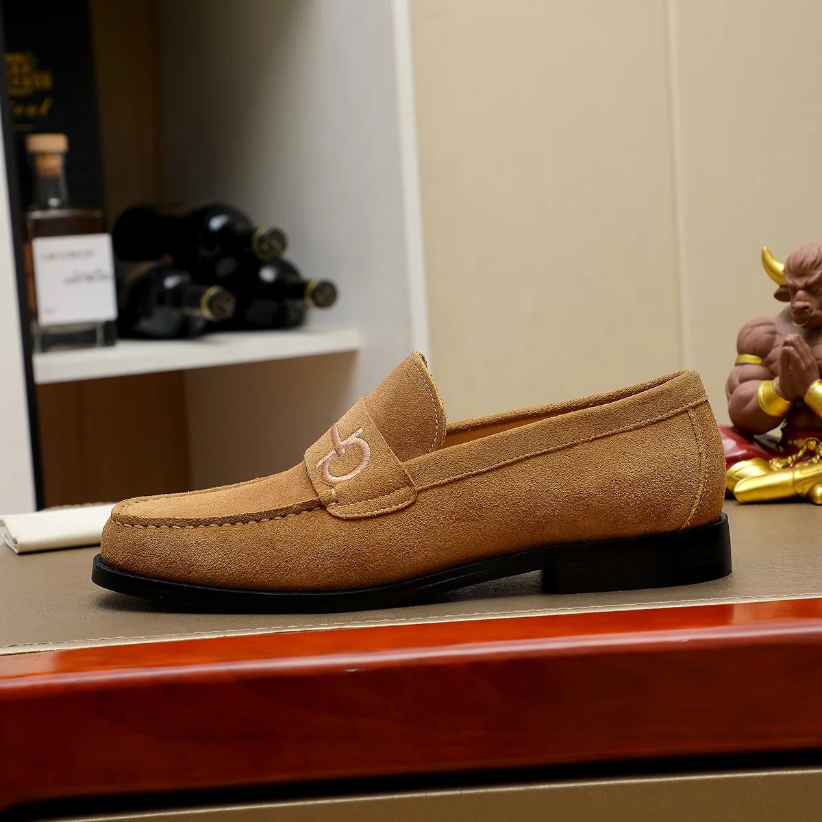 Men's shoes 💰460 🔥 Ferragamo new men's casual slip-on shoes 🇨🇳 Official website original 1:1 mold, original quality 💯 fine workmanship, high-end luxury ☘ The upper is made of imported Italian first-layer cowhide 🌴 Luxurious water dyeing 🐂 Leather lining 🍓 Rubber wear-resistant and non-slip outsole, breathable and comfortable to wear 🍍 The first choice for high-taste men, color optional! Code number 38-44 (45.46. Customized)
